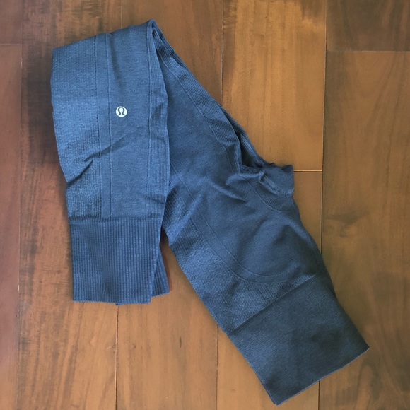 Lululemon yoga pants, size 4 - Picture 2 of 3